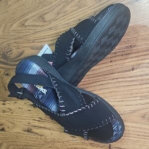 Muk Luks Black Stitched Crisscross Strap Sandals Y14